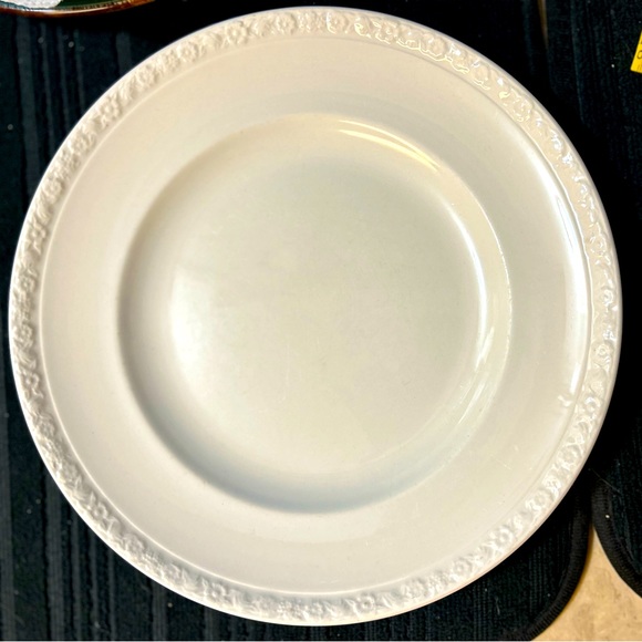 Wedgwood & Co. Ltd. England Fine china 10” dinner plate, Hedge Rose, white - Picture 1 of 7